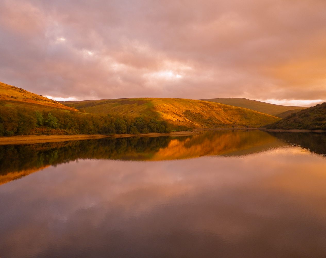 MELDON RESERVOIR AUTUMN SUNSET REFLECTION DARTMOOR DEVON