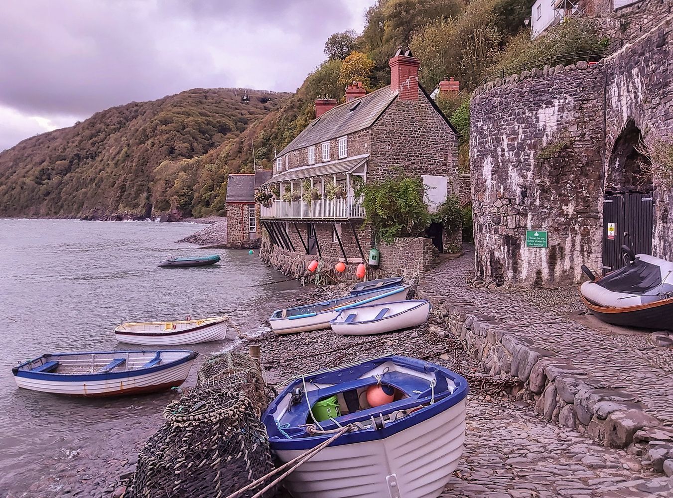 CLOVELLY HARBOUR SLIPWAY AND BOATS NEAR HIGH TIDE DEVON