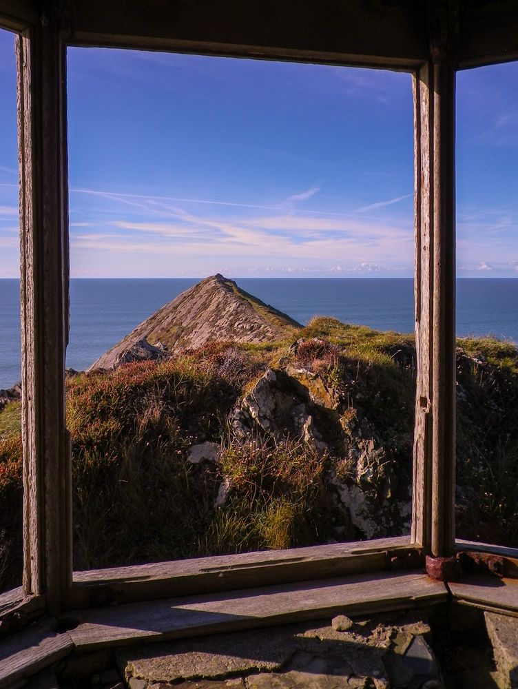 HIGHER SHARPNOSE POINT FRAMED BY RUINED LOOKOUT CORNWALL