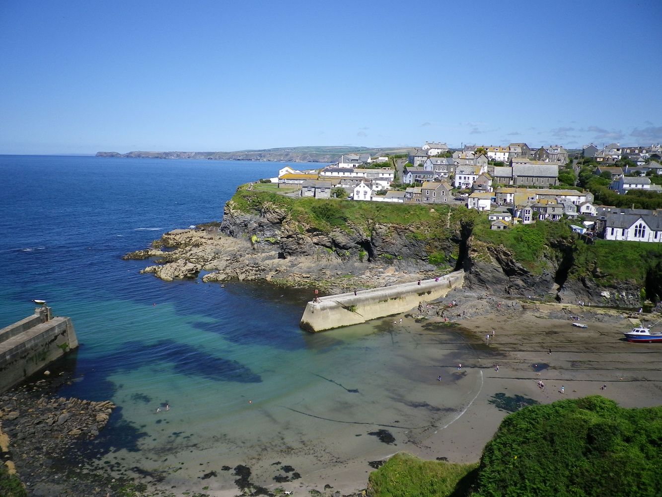 PORT ISAAC HARBOUR SAFE HAVEN CORNWALL