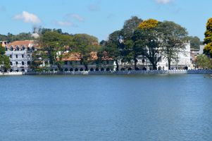 Kandy Lake and Queens hotel