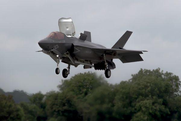 Lightning ll seen in the hover by Clive Wells