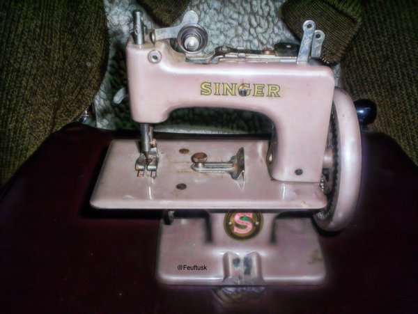 Singer mini sewing machine
