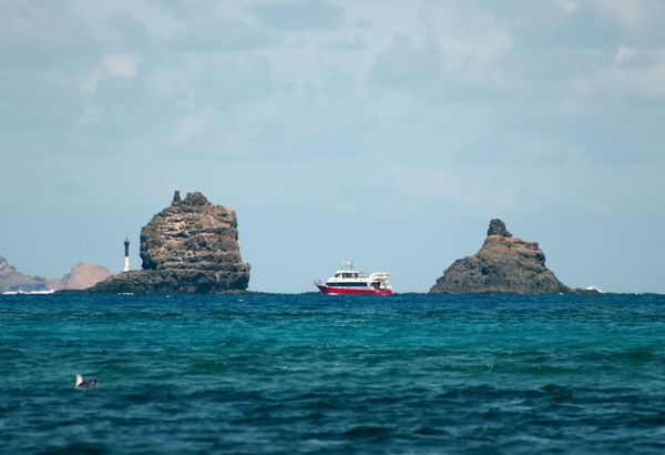 Ship between the cliffs 